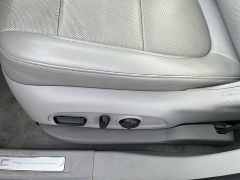 Used 2023 GMC Acadia SLT image 9