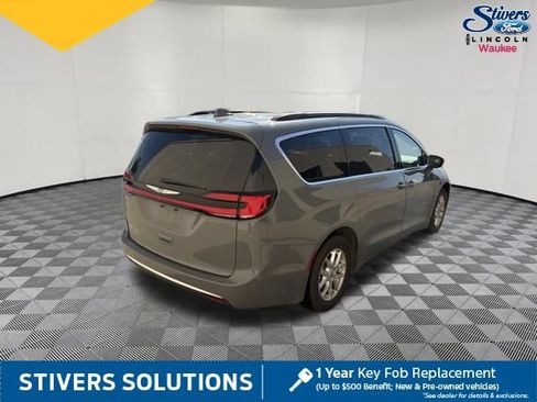 Used 2022 Chrysler Pacifica Touring-L FWD image 6