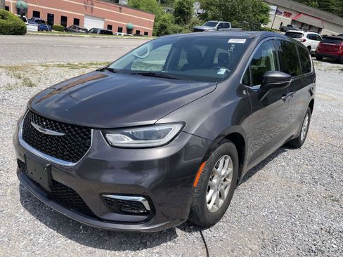 Used 2023 Chrysler Pacifica Touring-L FWD image 3