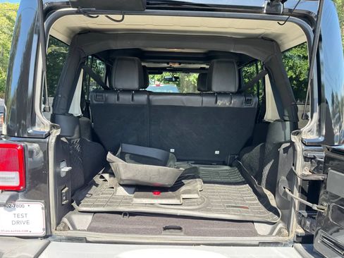 Used 2015 Jeep Wrangler Unlimited Sahara w/ Connectivity Group AWD/4WD image 27