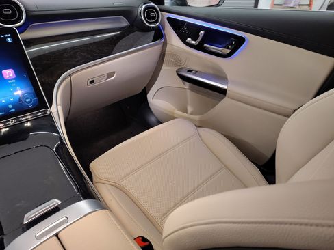 Used 2025 Mercedes-Benz GLC 300 image 27