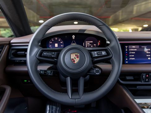 Certified 2026 Porsche Macan Electric RWD image 28