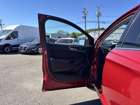 Used 2023 Ford Edge SEL image 11