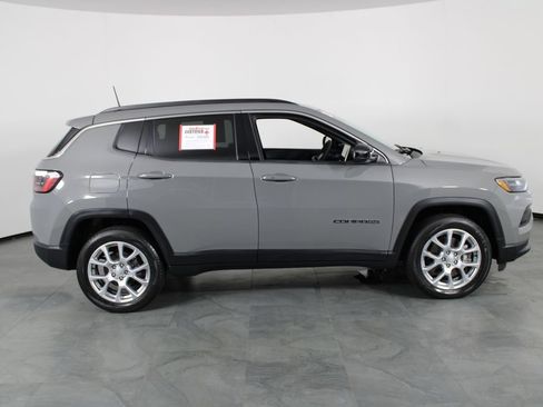Used 2024 Jeep Compass Latitude w/ Sun and Sound Group AWD/4WD image 11