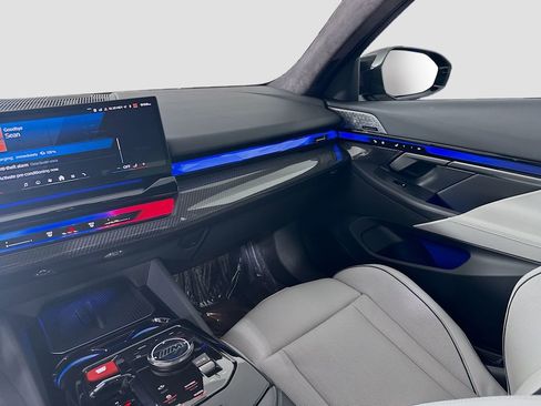 Used 2025 BMW M5 w/ Carbon Package image 24