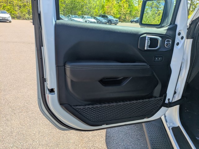 Used 2023 Jeep Wrangler Unlimited Sahara w/ Cold Weather Group AWD/4WD image 18