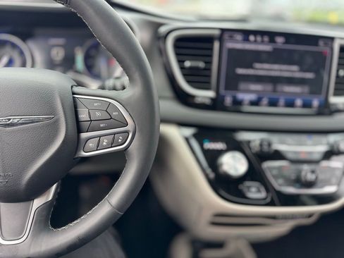 Used 2024 Chrysler Pacifica Touring-L image 8