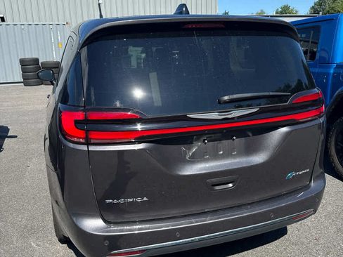 Used 2023 Chrysler Pacifica Touring-L w/ Uconnect Theater Family Group FWD image 4