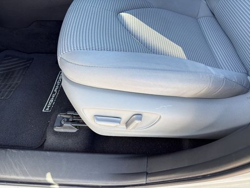 Used 2022 Toyota Highlander L image 12