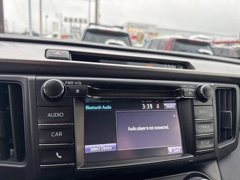 Used 2018 Toyota RAV4 LE image 21