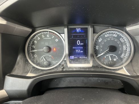 Used 2017 Toyota Tacoma SR5 w/ Tow Package RWD image 16