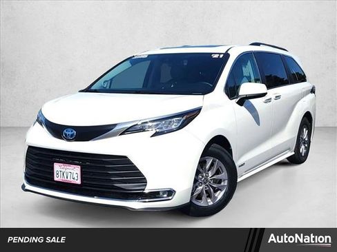 Used 2021 Toyota Sienna XLE w/ XLE Plus Package FWD image 1