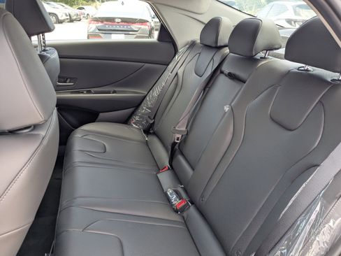 Used 2025 Hyundai Elantra Limited w/ Cargo Package FWD image 17