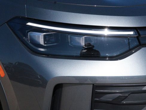 Certified 2025 Volkswagen Tiguan SE FWD image 3