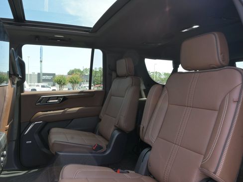 Used 2026 Chevrolet Suburban High Country AWD/4WD image 13