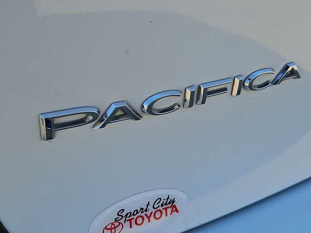 Used 2023 Chrysler Pacifica Touring-L FWD image 11