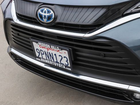 Certified 2024 Toyota Venza XLE AWD/4WD image 11