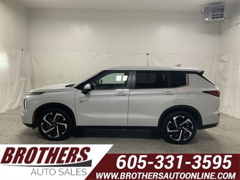 Used 2025 Mitsubishi Outlander 4WD Plug-In Hybrid image 1