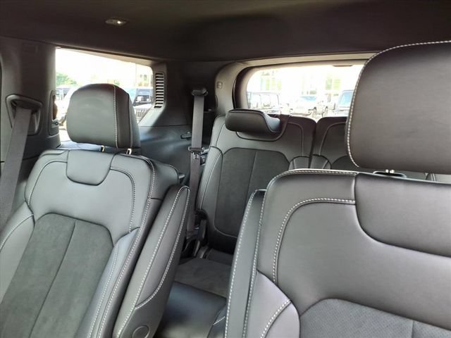 Used 2025 Jeep Grand Cherokee L Altitude AWD/4WD image 14