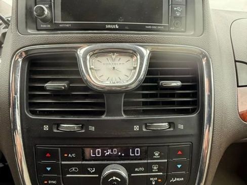 Used 2015 Chrysler Town & Country Touring image 14