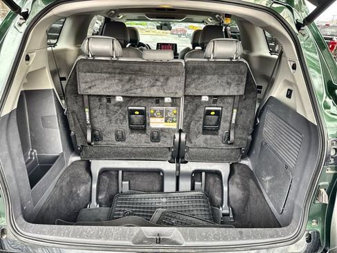 Used 2021 Toyota Sienna Limited image 32