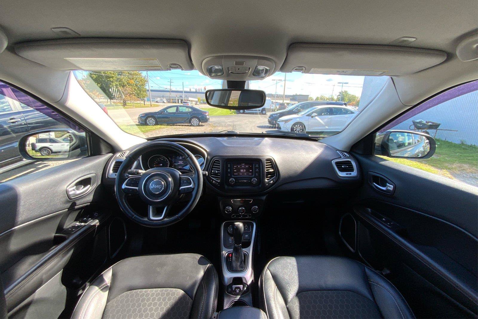 Used 2018 Jeep Compass Latitude w/ Cold Weather Group AWD/4WD image 31