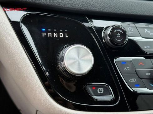 Used 2024 Chrysler Pacifica Touring-L FWD image 28