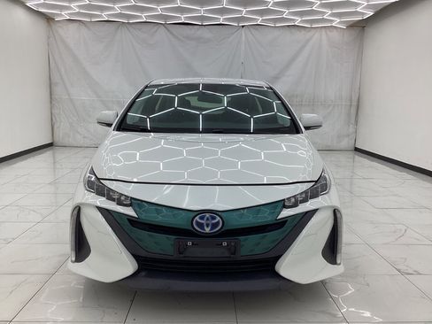 Used 2018 Toyota Prius Prime Premium image 5
