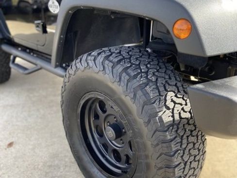 Used 2018 Jeep Wrangler Rubicon w/ Power Convenience Group image 15