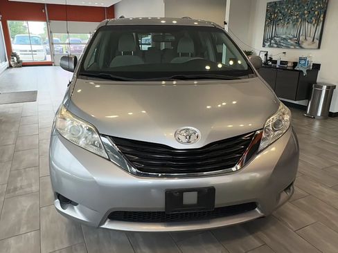 Used 2014 Toyota Sienna LE FWD image 6