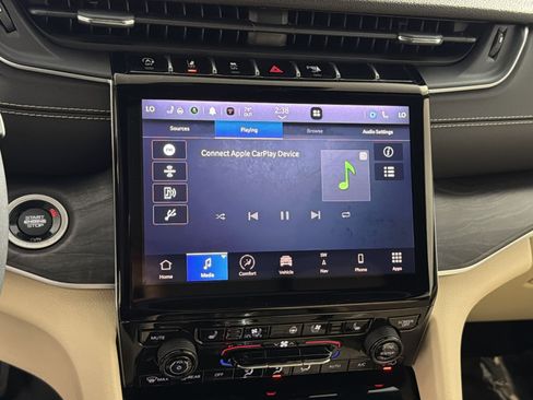 Used 2023 Jeep Grand Cherokee L Limited w/ Luxury Tech Group II AWD/4WD image 14