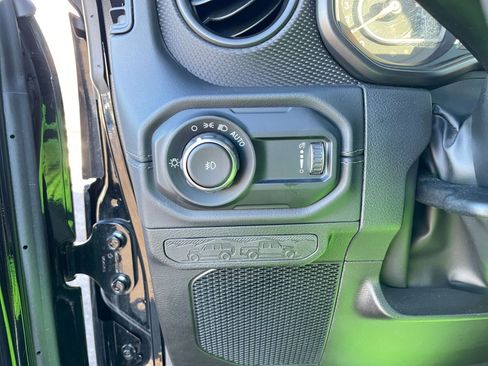 Used 2025 Jeep Wrangler Unlimited Rubicon image 34