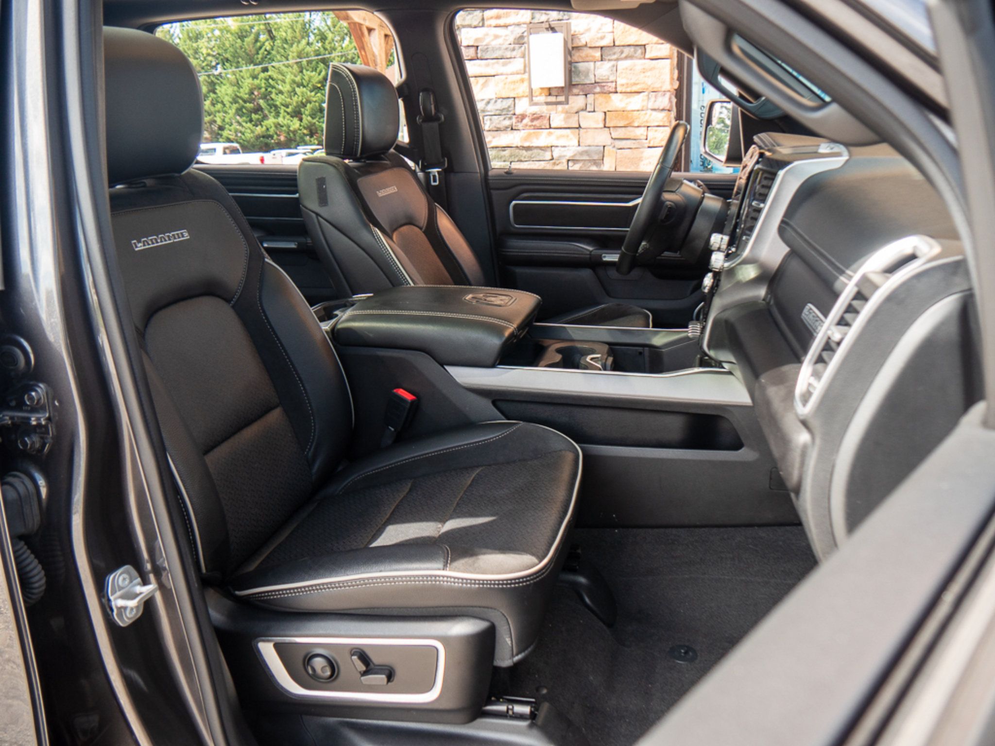 Used 2023 RAM 1500 Laramie AWD/4WD image 16