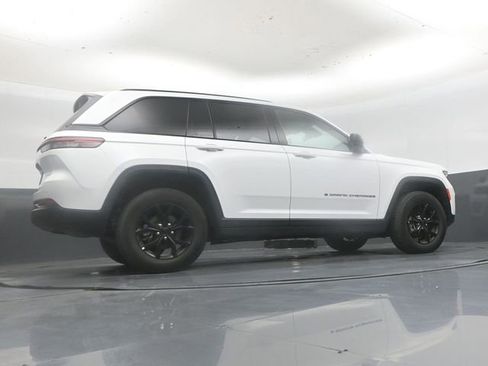 Used 2025 Jeep Grand Cherokee Altitude AWD/4WD image 40