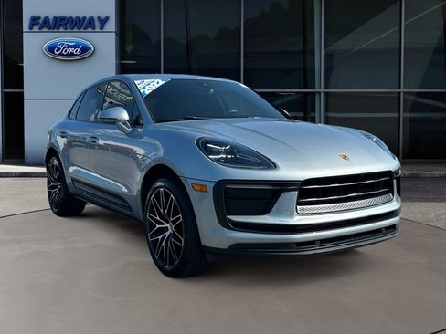 Used 2022 Porsche Macan AWD/4WD image 3