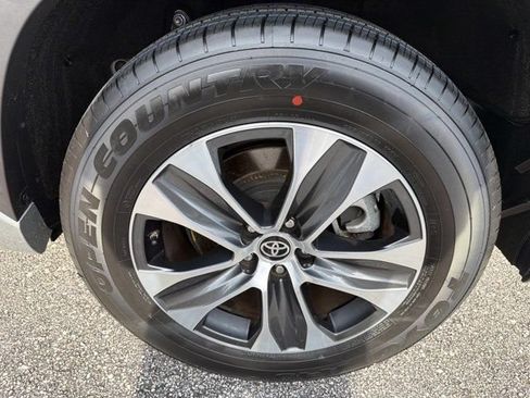 Used 2023 Toyota Highlander FWD image 32