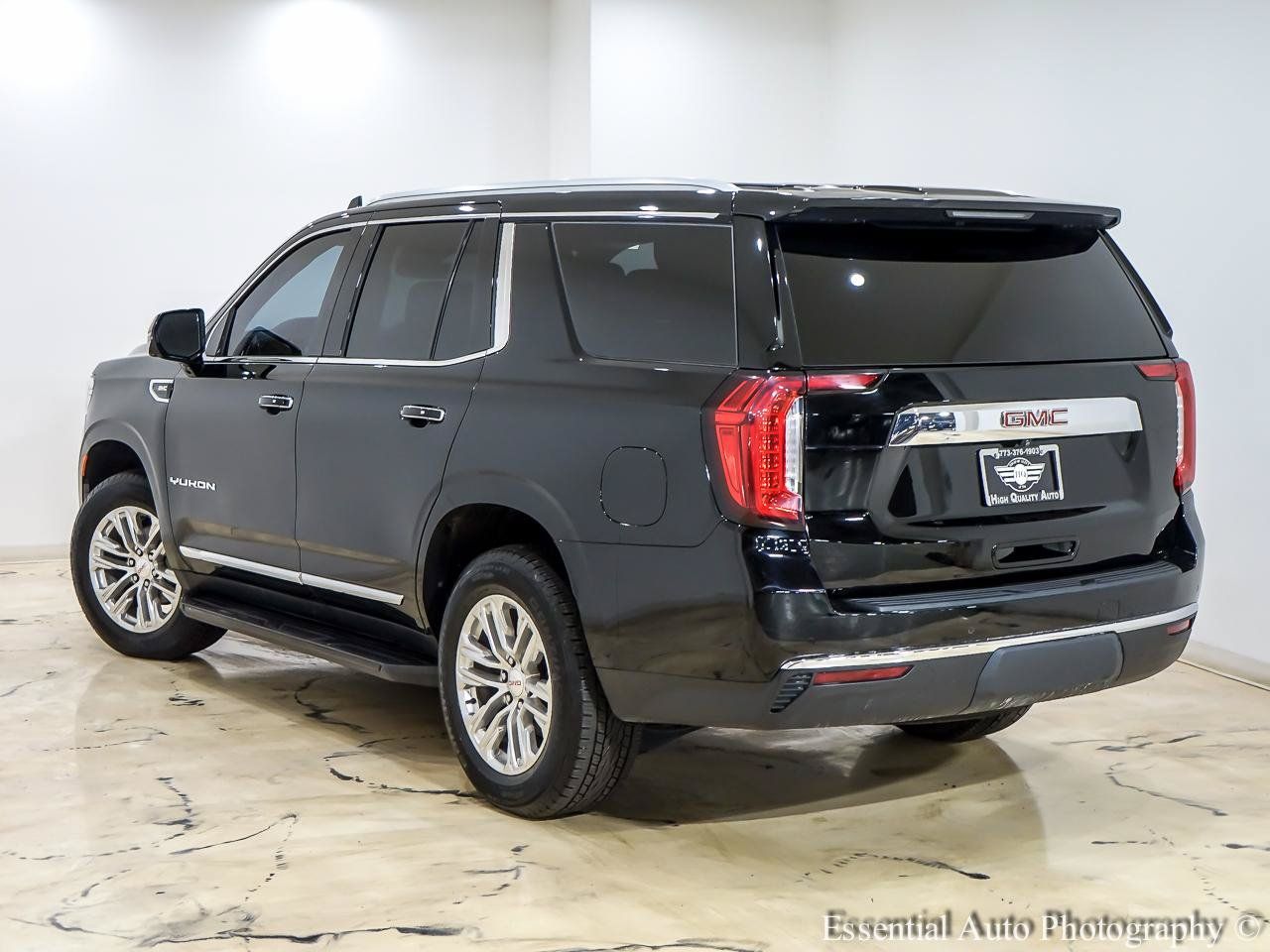 Used 2023 GMC Yukon SLT w/ SLT Luxury Package AWD/4WD image 7