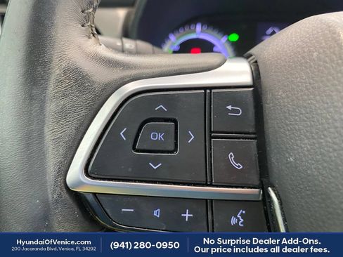 Used 2020 Toyota Highlander LE FWD image 13