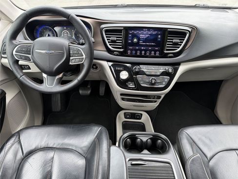 Used 2018 Chrysler Pacifica Touring-L Plus FWD image 9