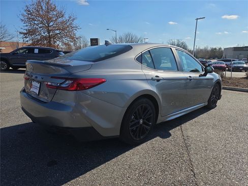Used 2025 Toyota Camry SE image 4