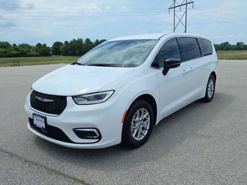 Used 2025 Chrysler Pacifica Select FWD image 3