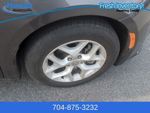 Used 2017 Chrysler Pacifica Touring-L w/ Tire & Wheel Group image 9
