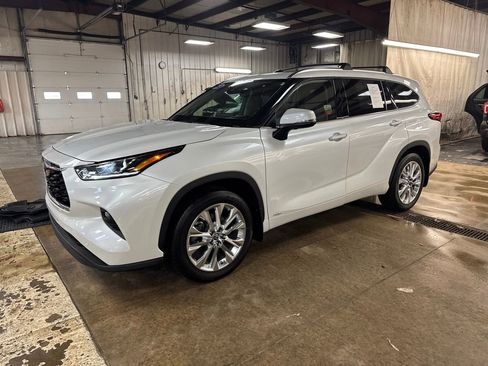 Used 2023 Toyota Highlander Limited image 1