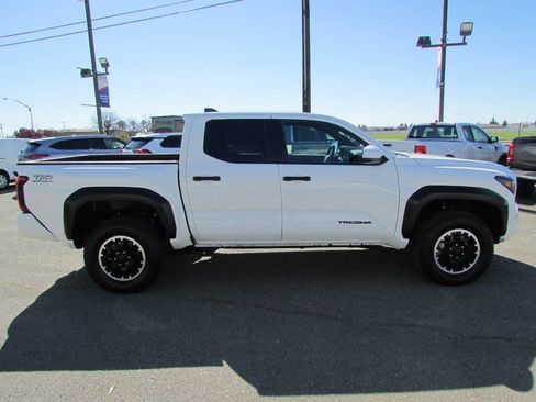Used 2025 Toyota Tacoma TRD Off-Road image 6