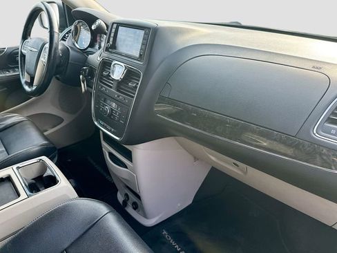 Used 2015 Chrysler Town & Country Touring w/ Driver Convenience Group image 31