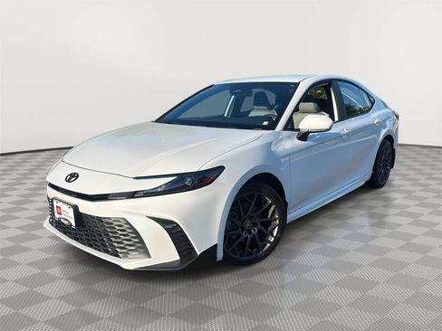 Used 2025 Toyota Camry SE w/ Convenience Package AWD/4WD image 1