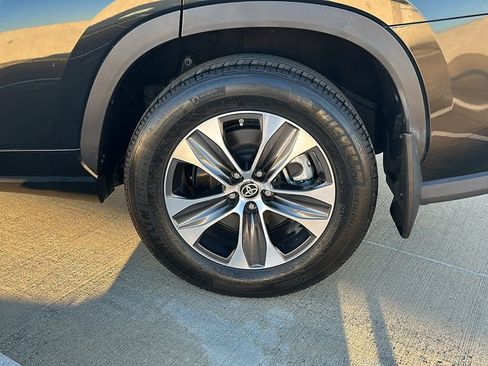 Used 2023 Toyota Highlander L image 18