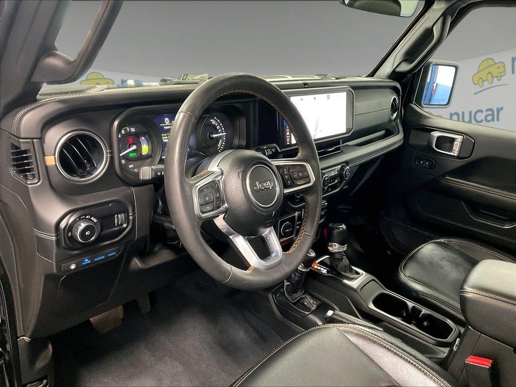 Used 2024 Jeep Wrangler Unlimited Sahara w/ Technology Group AWD/4WD image 8