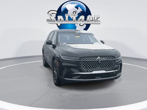 Used 2024 Lincoln Nautilus Premier image 3