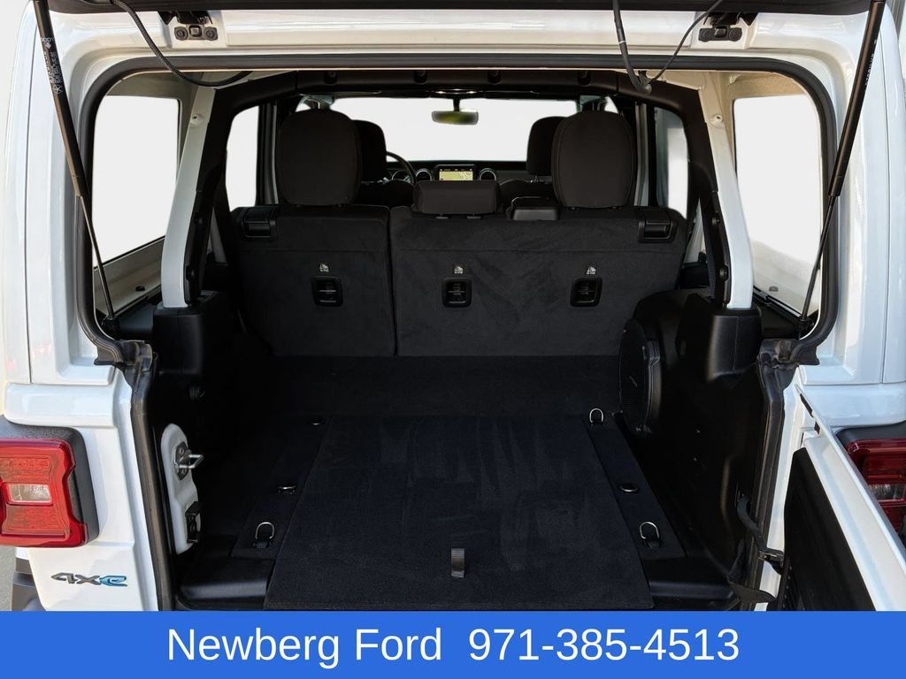 Used 2022 Jeep Wrangler Unlimited Rubicon 4xe w/ Cold Weather Group AWD/4WD image 32